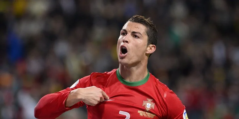 Cristiano Ronaldo chân dung huyền thoại bóng đá