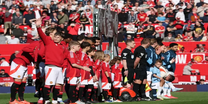 Manchester United sẵn sàng mang đội hình mạnh nhất